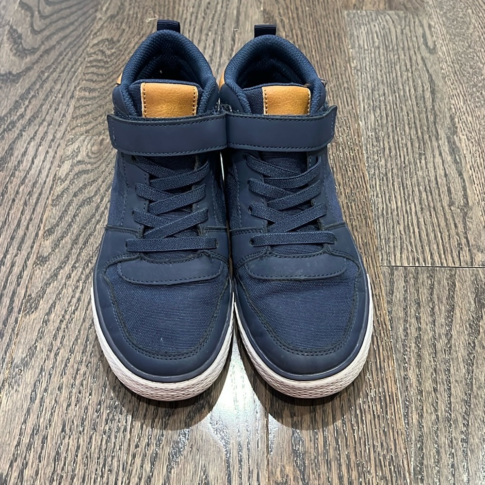 Boys sneaker boot size 4